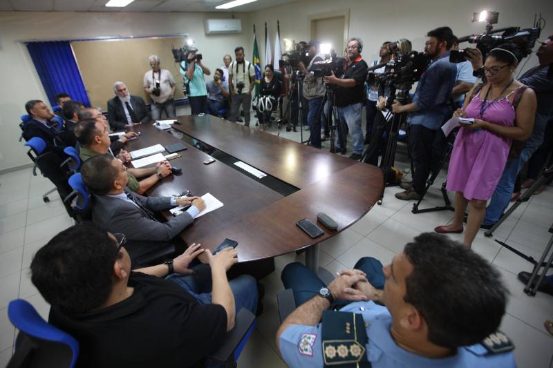 Um total de seis equipes da Divisão de Homicídios do Pará, vinculada à Polícia Civil, estão em atuação nas investigações sobre as mortes e tentativas de homicídios ocorridas no Tapanã, na noite de 29/10. No total, 11 inquéritos foram instaurados nas investigações. Os primeiros levantamentos sobre os crimes foram realizados ainda nea segunda-feira (30), nas áreas dos crimes. Nos próximos dias, novos depoimentos serão coletados e a Polícia Civil deve dar novas informações sobre o andamento das investigações, segundo afirmaram os dirigentes da segurança durante entrevista coletiva com os representantes do Sistema de Segurança Pública do Estado do Pará, na manhã desta terça-feira, 30, na sede da Delegacia Geral. Participaram da coletiva de imprensa (foto) o titular da Secretaria de Estado de Segurança Pública (Segup), Luiz Fernandes, o Delegado-Geral do Estado, Claudio Galeno e o Comandante Geral da Polícia Militar, Hilton Benigno, entre outros.
FOTO: RODOLFO OLIVEIRA / AG. PARÁ
DATA: 30.10.2018
BELÉM - PARÁ <div class='credito_fotos'>Foto: Rodolfo Oliveira/Ag. Pará | <a href='/midias/2018/originais/6c03a9a7-8d6e-48af-a969-858a55fd50e3.jpg' download><i class='fa-solid fa-download'></i> Download</a></div>