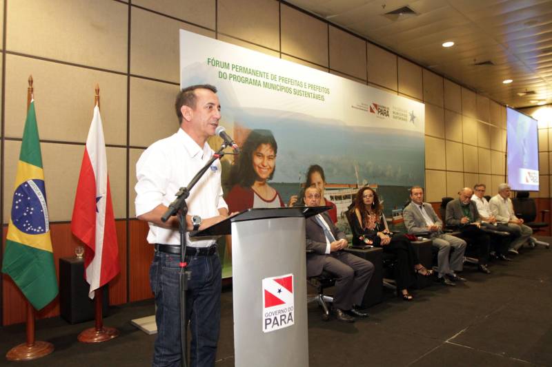 O primeiro dia do Fórum Permanente de Prefeitas e Prefeitos dos Municípios Sustentáveis contou com a participação de 85 prefeitos , 17 vices e 21 secretários municipais dos 141 municípios manifestaram interesse em adotar as diretrizes do programa. Para o governador Simão Jatene, esta grande participação simboliza a união de agentes públicos que colocaram os interesses coletivos acima dos interesses individuais para construir um estado melhor para todos. Com o tema “Gestão Compartilhada”, o evento traz as experiências e os desdobramentos das agendas governamentais que foram planejadas em parceria com as gestões municipais. Através da Secretaria Extraordinária de Municípios Sustentáveis (Semsu) Governo do Pará, por meio da Semsu, investe na capacitação dos municípios para a promoção de uma gestão fiscal eficiente. Para Izabela Jatene, este primeiro dia serviu para sinalizar o quanto os gestores estão preocupados com o equilíbrio da questão fiscal dos municípios e em desenvolver uma governança compartilhada para desenvolver seus municípios. Na foto, o prefeito de Conceição do Araguaia, Jair Martins.
FOTO: CRISTINO MARTINS / AG. PARÁ
DATA: 07.02.2018
BELÉM - PARÁ <div class='credito_fotos'>Foto: Cristino Martins/Ag. Pará | <a href='/midias/2018/originais/6c04348a-e457-42f5-abd2-afb285d776b5.jpg' download><i class='fa-solid fa-download'></i> Download</a></div>