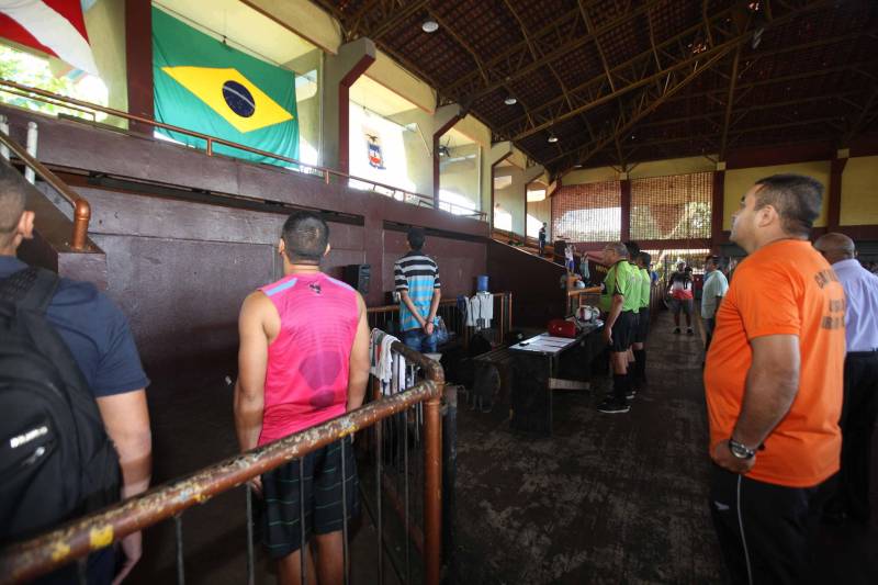 Mais de 300 policiais militares, de diversas localidades do Pará, participam neste sábado (3) e no domingo (4) da II Copa de Futsal da Casa Militar da Governadoria, em comemoração aos 101 anos de criação do órgão. Para o major Edson Ribeiro (foto), idealizador e coordenador do evento, o momento promove, além da confraternização entre os policiais, a oportunidade de "estimularmos a prática de atividade física, a promoção da saúde e do bem-estar.
FOTO: RODOLFO OLIVEIRA / AG. PARÁ
DATA: 03.03.2018
BELÉM - PARÁ <div class='credito_fotos'>Foto: Rodolfo Oliveira/Ag. Pará | <a href='/midias/2018/originais/6c051ac2-a542-40ed-a33e-fb2c463e9f87.jpg' download><i class='fa-solid fa-download'></i> Download</a></div>