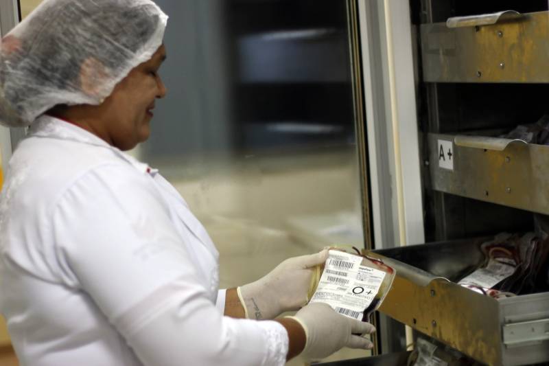 Paralelamente a realização da campanha Outubro Rosa, o Grupo de Trabalho de Humanização (GTH) do Hospital Geral de Tailândia (HGT), promove durante esta semana, ações de estímulo a doação voluntária de sangue junto aos acompanhantes, familiares de usuários e visitantes, com a finalidade de contribuir para a reabilitação do estoque de sangue da Fundação Hemopa, que enfrenta dificuldades com a redução do número de coletas no Estado. As atividades estão sendo realizadas diariamente nas áreas de atendimento do hospital. As palestras estão sendo ministradas pelo farmacêutico Rodrigo Sâmeque Silva de Sousa, que atua na Agência Transfusional (AT), do hospital, que garante o atendimento da sua demanda transfusional em tempo hábil de uma média mensal de quase 50 transfusões.

FOTO: ASCOM / HGT TAILÂNDIA
DATA: 26.10.2017
TAILÂNDIA - PARÁ <div class='credito_fotos'>Foto: ASCOM HGT TAILÂNDIA   |   <a href='/midias/2018/originais/6c065e9f-d662-443e-be3f-489cec639f27.jpg' download><i class='fa-solid fa-download'></i> Download</a></div>