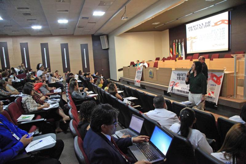A Oficina de Trabalho da Comissão Estadual de Erradicação ao Trabalho Escravo (Coetrae), da Secretaria de Estado de Justiça e Direitos Humanos (Sejudh) começou na manhã desta quarta-feira, 25, no Auditório Aluysio Chaves, no Tribunal Regional do Trabalho da 8° Região, em Belém. O evento, que tem como principal objetivo a validação do Plano Estadual para a Erradicação do Trabalho Escravo do Pará (Peete/PA), segue até esta quinta-feira, 26, com a participação de diversas instituições governamentais e não governamentais que compõe a Coetrae, além de representações da sociedade civil de diversos municípios do Estado.
FOTO: WAGNER ALMEIDA / ASCOM SEJUDH
DATA: 25.04.2018
BELÉM - PARÁ <div class='credito_fotos'>Foto: Wagner Almeida/ Ascom Sejudh | <a href='/midias/2018/originais/6c0f4fde-bdc9-4884-b0df-b026e3706a2d.jpg' download><i class='fa-solid fa-download'></i> Download</a></div>