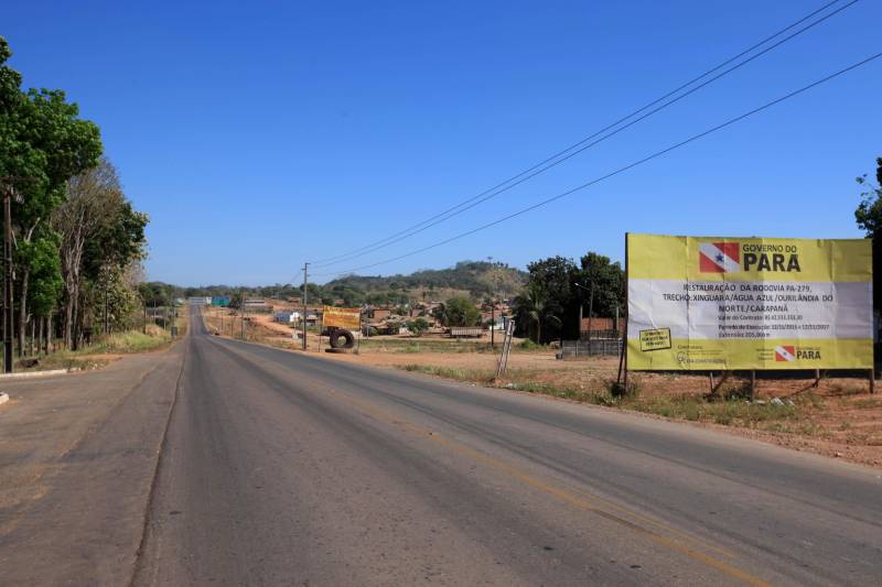 Quem estiver em Marabá e quiser embarcar em uma aventura mais ao sul poderá seguir rumo ao município de Xinguara, que fica a 245 quilômetros de Marabá ou 920 km de Belém. Saindo de Marabá o motorista deve pegar a BR – 155 passando pelos municípios de El Dourado dos Carajás e Sapucaia. A região tem um pouco do gosto e influência de Minas Gerais, Goiás e Tocantins, e ainda, é banhada na sua fronteira a leste pelo rio Araguaia, onde surge a praia do Pontão durante o verão. Na foto, a PA 279 que foi completamente reformada pelo Governo do Estado e já está fase final com o a pavimentação na avenida central de Xinguara, que também receberá uma nova iluminação.
FOTO: MÁCIO FERREIRA / AG. PARÁ
DATA: 30.07.2016
XINGUARA - PARÁ <div class='credito_fotos'>Foto: Agência Pará | <a href='/midias/2018/originais/6c101750-0fd4-49dc-986d-9c02cafa1b8a.jpg' download><i class='fa-solid fa-download'></i> Download</a></div>