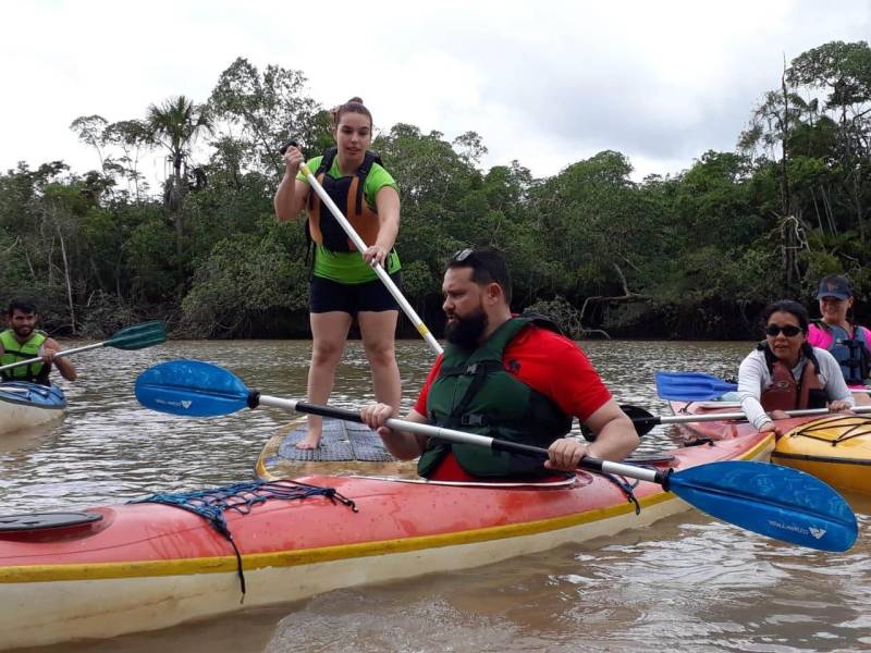 Com uma localização privilegiada, às margens da Baia do Guajará, o Centro Integrado de Inclusão e Reabilitação (CIIR) disponibilizará a partir de janeiro de 2019, a modalidade de canoagem e stand-up paddle (foto), como ação inovadora e inclusiva na reabilitação de Pessoas com Deficiência (PcD). A ação faz parte do projeto social do CIIR. “Meninos do Rio”, inspirado em projetos que já realizam atividades terapêuticas e de inclusão na água, entre eles o  “Separará Caiaque & Sup”, coordenado por  Pedro Paulo Sousa, na cidade de Benevídes (distante 33Km de Belém). O Stand Up  Paddle ou SUP é uma modalidade onde originalmente se praticava o remo em  prancha em pé e com remo de pá larga para se locomoverem, hoje se utiliza a prancha de outras maneiras – sentado ou deitado, e, a canoagem em caiaque ou canoa havaiana, são esportes que podem ser praticados individualmente ou de forma coletiva. Os usuários envolvidos no projeto do CIIR serão selecionados pela equipe multiprofissional do CIIR, que indicará a necessidade da atividade, assim como também avaliará a disponibilidade para participar dessas modalidades esportivas.

FOTO: ASCOM / INDSH
DATA: 07.12.2018
BELÉM - PARÁ <div class='credito_fotos'>Foto: ASCOM / INDSH   |   <a href='/midias/2018/originais/6c111482-9662-4817-bbc0-1e26f2ffcdca.jpg' download><i class='fa-solid fa-download'></i> Download</a></div>