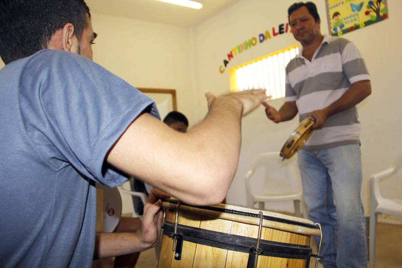 As 14 unidades socioeducativas do Pará promovem a partir desta semana o IV Recreio de Verão Socioeducativo (foto), uma iniciativa que reúne atividades de arte, cultura, esporte e lazer para adolescentes e jovens em privação de liberdade, potencializando as atividades pedagógicas no mês de julho, durante o recesso escolar. Em Marabá, no sudeste paraense, arte-educadores e servidores do Centro de Internação do Adolescente Masculino (Ciam-Marabá) realizam uma série de atividades e oficinas desde esta terça-feira (10). Entre essas atividades estão jogos de futebol, futsal e vôlei, além de oficina de pipa e pintura, artesanato, ações socioambientais, teatro e panificação. A coordenadora do complexo esportivo e cultural Apoena, Marta Santos, informou que as oficinas realizadas na unidade de Marabá são uma extensão das atividades já realizadas nas unidades de Belém, com iniciativas que fortaleçam o processo de ressocialização dos jovens assistidos. “Aqui, em Marabá, estamos potencializando as atividades ao longo da semana, culminando com uma apresentação especial na sexta-feira (13), fruto das atividades realizadas ao longo da semana. Contamos com 57 adolescentes, e atividades sendo realizadas ao longo de todo o mês, um trabalho que eles gostam e se identificam”, afirmou a coordenadora.
FOTO: FRANKLIN SALVADOR / ASCOM FASEPA
DATA: 10.07.2018
BELÉM - PARÁ <div class='credito_fotos'>Foto: FRANKLIN SALVADOR / ASCOM FASEPA | <a href='/midias/2018/originais/6c1f7772-6a46-4d6a-9fbd-0c23d4506e52.jpg' download><i class='fa-solid fa-download'></i> Download</a></div>
