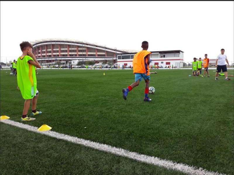 Na manhã de hoje (16) aproximadamente 150 meninos e meninas, com idades entre 9 a 13 anos, participaram do CBF Social, festival de futebol realizado pela Confederação Brasileira de Futebol e que este ano está na terceira edição em Belém. Dentre eles, 40 alunos do Pro Paz nos bairros (foto), polo Mangueirão participaram junto a outras crianças do Festival realizado no Centro Esportivo da Juventude (Ceju). “É sempre muito gratificante retornar à Belém, principalmente agora na final da Copa Verde. Estamos promovendo o Festival CBF Social, para que as crianças aprendam sobre valores, responsabilidade social e outras questões importantes, como a sustentabilidade, reciclagem e preservação ambiental. Deixamos um legado de conhecimento para elas, além, é claro dos materiais utilizados nas atividades. Só tenho agradecer a Fundação Pro Paz e ao Governo do Estado”, finalizou o gerente de desenvolvimento técnico, responsabilidade social e sustentabilidade da CBF, Diogo Netto. Com o objetivo de trabalhar temáticas sociais aliadas ao esporte, os alunos receberam ensinamentos sobre coletividade, respeito ao próximo e ao meio ambiente com a prática do futebol. As atividades relacionam as temáticas e fazem com que as crianças aprendam, brincando.
FOTO: EMANUELE CORRÊA / ASCOM PRO PAZ
DATA: 16.05.2018
BELÉM - PARÁ <div class='credito_fotos'>Foto: EMANUELE CORRÊA / ASCOM PRO PAZ | <a href='/midias/2018/originais/6c2e0f22-182a-4d24-8540-5a0ebfcf4770.jpg' download><i class='fa-solid fa-download'></i> Download</a></div>