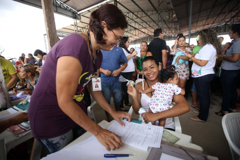 O governo do Pará, por meio da Companhia de Habitação do Pará (Cohab) entregou, neste sábado (24), as chaves dos 4 mil apartamentos do Residencial Viver Melhor Marituba. O local passa a ser, agora, a moradia de mais de 15 mil pessoas que aguardavam pelo empreendimento. Desde o início da manhã, servidores da Cohab estavam a postos, na quadra de esportes do Residencial, organizando a entrega das chaves dos apartamentos. A Companhia de Saneamento do Pará (Cosanpa) também atendia os novos moradores, que já podiam realizar o cadastro de suas unidades de consumo para ligação do fornecimento de água. Na foto, Carolina Santos.
FOTO: THIAGO GOMES / AG PARÁ
DATA: 24.02.2018
MARITUBA - PARÁ <div class='credito_fotos'>Foto: Thiago Gomes /Ag. Pará | <a href='/midias/2018/originais/6c32c5ce-f455-4142-932f-6ad995ee4108.jpg' download><i class='fa-solid fa-download'></i> Download</a></div>