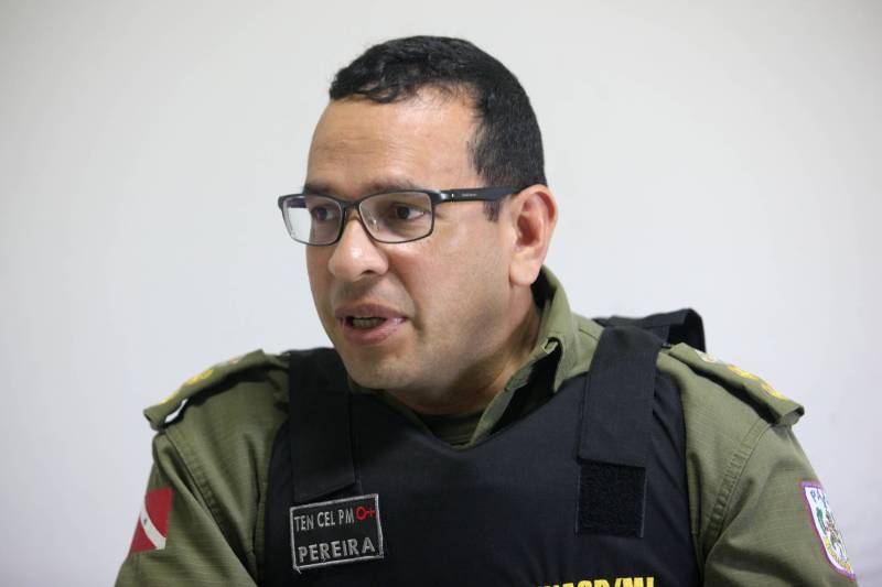 O distrito de Mosqueiro, distante 80 quilômetros do centro de Belém, conta com uma população de aproximadamente 33 mil habitantes e uma área territorial de 212 km². Mas no período de veraneio esta população pode chegar a 500 mil pessoas. Para melhor atender a população no que diz respeito à segurança pública, a Polícia Militar do Pará intensificou a aproximação com a comunidade e criou uma rede de informações que dinamizou o policiamento preventivo na ilha. Segundo o comandante do 25º Batalhão de Policiamento, situado no distrito de Mosqueiro, tenente coronel Henrique Pereira (foto), esta é uma grande ferramenta, baseada em uma rede de comunicação estabelecida na ilha.

FOTO: MARCELO LELIS / AG. PARÁ
DATA: 25.06.2018
MOSQUEIRO - PARÁ <div class='credito_fotos'>Foto: Marcelo Lelis / Ag. Pará   |   <a href='/midias/2018/originais/6c49c568-17ef-4128-a1b7-9528003456ec.jpg' download><i class='fa-solid fa-download'></i> Download</a></div>