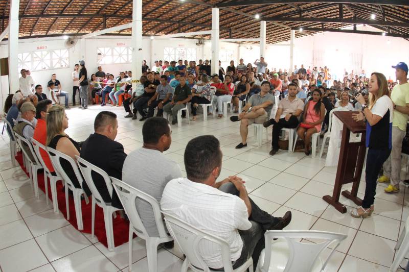 Cento e dezoito famílias da comunidade quilombola do Caeté, no município de Abaetetuba, no nordeste do Estado, foram beneficiadas com um título coletivo de terra. Com o documento, o Governo do Estado, por meio do Instituto de Terras do Pará (Iterpa), reconhece o direito de uma população que há décadas ocupa e trabalha na área. A cerimônia de entrega ocorreu na manhã deste sábado (24), no Centro Comunitário, e contou com a participação do governador Simão Jatene. A área titulada corresponde a cerca de 1.400 hectares. Agora, devidamente respaldadas, as famílias poderão ter acesso a empréstimos, políticas públicas, entre outros benefícios que possibilitam o desenvolvimento da sua produção e a continuidade de suas tradições. “Com o documento de terra a comunidade passa a ter segurança jurídica e acesso a créditos, financiamentos e outros benefícios que antes não lhes era permitido. Além disso, agora eles poderão produzir com mais segurança, mantendo a terra entre as futuras gerações”, afirmou o governador Simão Jatene. Na foto, a titular da Seaster, Ana Cunha.
FOTO: CRISTINO MARTINS / AG. PARÁ
DATA: 24.03.2018
ABAETETUBA - PARÁ
<div class='credito_fotos'>Foto: Cristino Martins/Ag. Pará | <a href='/midias/2018/originais/6c4c8345-6ebc-4c11-8274-c6e0fc58ec1b.jpg' download><i class='fa-solid fa-download'></i> Download</a></div>