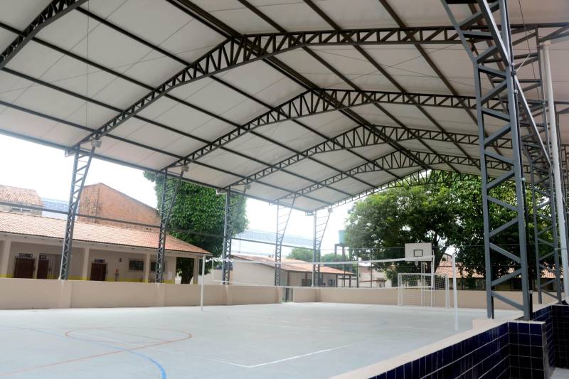 A Escola de Ensino Fundamental e Médio Raimundo Vera Cruz, localizada às margens da BR-316, no município de Ananindeua (Região Metropolitana de Belém), recebeu nesta quarta-feira (19) alunos, coordenadores, professores e toda a equipe responsável pela obra de reforma, e agora integra o grupo de mais 11 estabelecimentos de ensino entregues somente em dezembro no Pará. O prédio tem vários anexos, e todos passaram por total reestruturação. Com 12 salas de aula, a escola dispõe ainda de laboratório de informática e laboratório multidisciplinar, além de sala de atendimento especializado, auditório, quadra poliesportiva e um amplo e climatizado refeitório. Tudo dentro dos padrões de acessibilidade.

FOTO: RAI PONTES / ASCOM SEDUC
DATA: 19.12.2018
ANANINDEUA - PARÁ <div class='credito_fotos'>Foto: Rai Pontes/Ascom Seduc   |   <a href='/midias/2018/originais/6c4cb67e-81d3-4c7f-a071-2253f4df3804.jpg' download><i class='fa-solid fa-download'></i> Download</a></div>