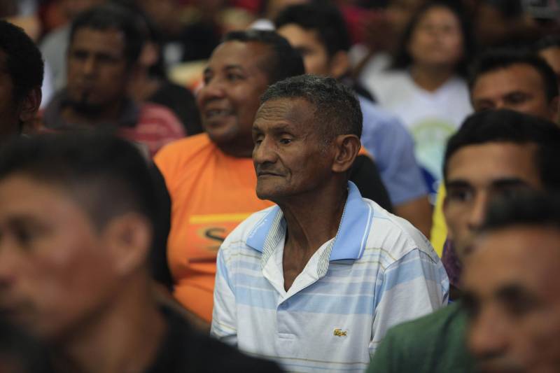 O produtor rural Nilson Corrêa da Silva, 23 anos, mora na comunidade Santo Ezequiel Moreno e produz alimentos em 700 hectares de terra na agrovila Acutipereira, no município de Portel, no arquipélago do Marajó. Mesmo morando e produzindo alimentos na comunidade, ele não possuía título de propriedade de terra. Para beneficiar produtores como Nilson, o governador Simão Jatene entregou, na manhã desta sexta-feira (23), títulos coletivos que beneficiaram mais de mil famílias. Os títulos também beneficiaram comunidades remanescentes de quilombos e povos tradicionais do município marajoara. O Pará foi o Estado que mais titulou áreas em prol dos remanescentes de quilombos no Brasil. Das 170 comunidades tituladas no país, 62 estão no Pará, sendo que destas 53 foram tituladas pelo Instituto de Terras do Pará (Iterpa).

FOTO: MÁCIO FERREIRA / AG. PARÁ
DATA: 23.03.2018
PORTEL - PARÁ <div class='credito_fotos'>Foto: MÁCIO FERREIRA/ AG. PARÁ   |   <a href='/midias/2018/originais/6c514d6a-948e-4782-bd67-6843456604b1.jpg' download><i class='fa-solid fa-download'></i> Download</a></div>