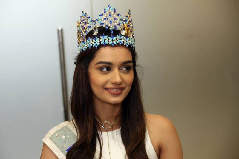 Há seis anos, o combate à hanseníase é a causa escolhida pela organização do Concurso Miss Mundo para ser trabalhada pelas eleitas no certame de beleza. A atual dona da coroa, a indiana Manushi Chhillar (foto), e a atual Miss Brasil Mundo, Gabrielle Vilela, foram recebidas na manhã desta sexta-feira (20), em agenda institucional, pelo governador Simão Jatene e o secretário de Estado de Saúde Pública, Vitor Mateus. A comitiva está em Belém para a promoção de ações sociais de combate à doença. O encontro ocorreu no Palácio do Governo, na capital paraense. A programação do “Beleza com Propósito” no Brasil integra encontros com governantes e autoridades de outros Estados da Federação. Durante a semana, a comitiva foi recebida em São Paulo, no Palácio dos Bandeirantes, onde deu início à campanha do agasalho. Também foi a Brasília apoiar a Associação de Pais e Amigos dos Excepcionais do Distrito Federal (Apae-DF), sendo recebida pelo governador do Distrito Federal, Rodrigo Rollemberg.
FOTO: SIDNEY OLIVEIRA / AG. PARÁ
DATA: 20.04.2018
BELÉM - PARÁ <div class='credito_fotos'>Foto: Sidney Oliveira/Ag. Pará | <a href='/midias/2018/originais/6c5cb8fe-017d-4081-9551-4336cd903a39.jpg' download><i class='fa-solid fa-download'></i> Download</a></div>