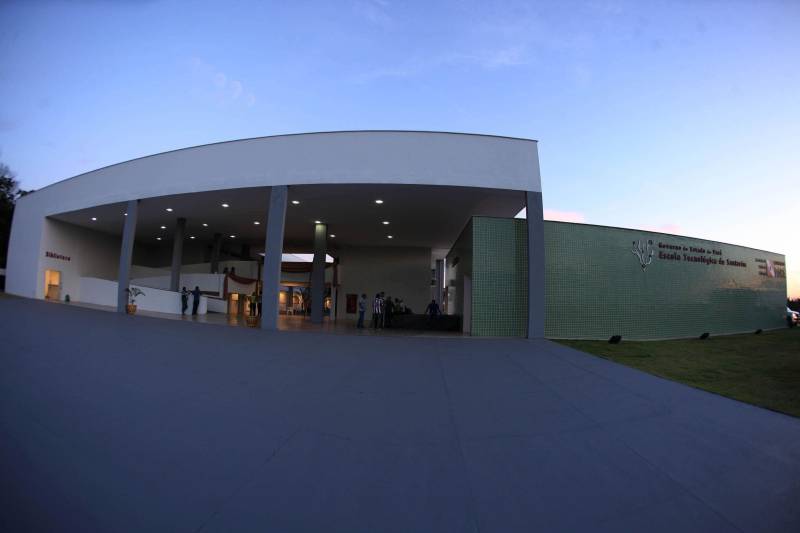 Qualificar e tornar estudantes aptos a disputarem vagas no concorrido mercado de trabalho. São objetivos que estão sendo alcançados pela Escola Tecnológica de Santarém, na região oeste do Pará. Em sete meses de atividade, a nova unidade educacional do Estado, inaugurada em junho de 2017, já formou mais de 600 alunos e vem contribuindo para mudar uma difícil realidade gerada pelo desemprego, em razão da grave crise econômica pela qual passa o Brasil.
FOTO: ANTÔNIO SILVA / ARQUIVO AG PARÁ
DATA: 31.01.2018
BELÉM - PARÁ <div class='credito_fotos'>Foto: Antônio Silva/Ag. Pará | <a href='/midias/2018/originais/6c5d70d1-696c-424a-96fa-4ce627ef6199.jpg' download><i class='fa-solid fa-download'></i> Download</a></div>