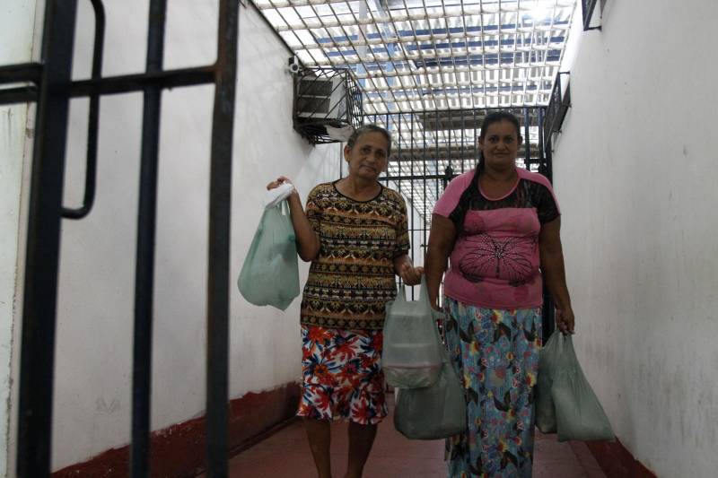 Assim como dona Alcione (d) e dona Antonieta (e), outras tantas mães visitam semanalmente seus filhos nas 46 unidades penais do Estado. Somente no Presídio Estadual Metropolitano II (PEMII) a média de visita por final de semana é de mais de 200 visitantes.
FOTO: AKIRA ONUMA / ASCOM SUSIPE
DATA: 12.05.2018
MARITUBA - PARÁ <div class='credito_fotos'>Foto: Akira Onuma / Ascom Susipe | <a href='/midias/2018/originais/6c5f5e3b-1f85-4902-94b2-a89a086c115b.jpg' download><i class='fa-solid fa-download'></i> Download</a></div>