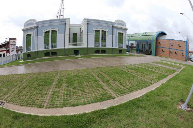 A inauguração do Liceu de Música de Bragança, neste dia 15, pode ser entendida como acontecimento de rotina de governo, mas a entrega das instalações, que ocupam um prédio da primeira metade do século passado, e um teatro contemporâneo, tem um significado para além dos acontecimentos de agenda da administração pública.

FOTO: RODOLFO OLIVEIRA / AG. PARÁ
DATA: 14.12.2018
BRAGANÇA - PARÁ <div class='credito_fotos'>Foto: Rodolfo Oliveira/Ag. Pará   |   <a href='/midias/2018/originais/6c63575f-0ef7-4ae0-9c77-5a2f311515ed.jpg' download><i class='fa-solid fa-download'></i> Download</a></div>