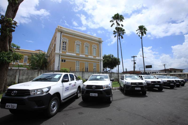 Quase R$ 2 milhões em equipamentos para o combate a malária no Pará foram distribuídos, nesta quarta-feira (7), em cerimônia no Palácio do Governo, em Belém. No total 38 microscópios, 21 motocicletas e 9 caminhonetes foram entregues, pelo governador Simão Jatene, a representantes de 11 municípios beneficiados, de diferentes regiões do Pará. Na ocasião, o governo também homenageou servidores estaduais que atuam há mais de 30 anos no combate a endemias e dedicaram anos de profissionalismo, compromisso e responsabilidade com o trabalho na Vigilância em Saúde Pública do Estado do Pará.
FOTO: MÁCIO FERREIRA / AG. PARÁ
DATA: 07.03.2018
BELÉM - PARÁ <div class='credito_fotos'>Foto: MÁCIO FERREIRA/ AG. PARÁ | <a href='/midias/2018/originais/6c69f682-f985-4a36-9b08-25681ec65f87.jpg' download><i class='fa-solid fa-download'></i> Download</a></div>