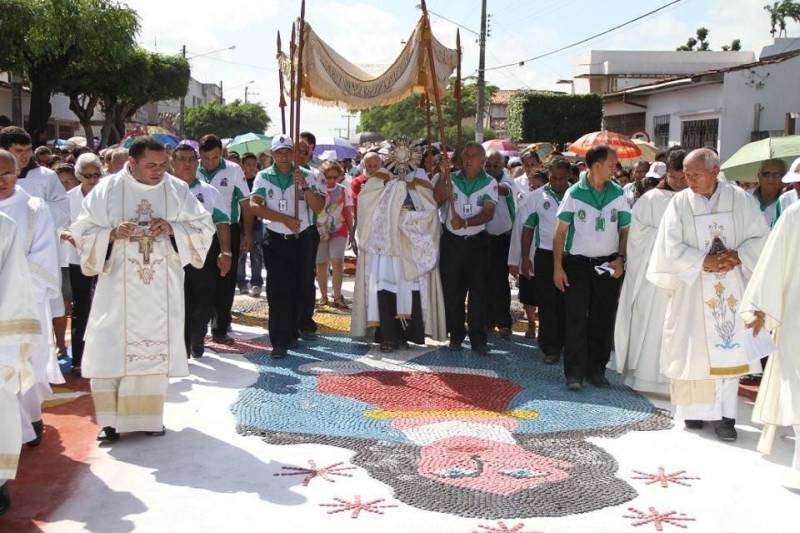 A tradicional celebração de Corpus Christi, realizada há 42 anos em Capanema, nordeste paraense, é considerada um bem cultural de natureza imaterial do Pará pela Secretaria de Estado de Cultura (Secult). Este ano, foi emitido parecer favorável já submetido à aprovação do Conselho Estadual de Cultura. A expectativa é que, em breve, a procissão receba o título de Patrimônio Cultural Imaterial do Estado, com decisão a ser publicada no Diário Oficial. A arte de confeccionar tapetes de serragem colorida para a passagem do Cristo Sacramentado, em Capanema, também vem sendo cada vez mais conhecida pela comunidade católica do Brasil. A cada ano, o número de participantes cresce ainda mais. Na edição de 2018, que ocorre nesta quinta-feira, 31, no centro da cidade, são esperadas mais de 30 mil pessoas.
FOTO: ASCOM / PREFEITURA DE CAPANEMA
DATA: 30.05.2018
CAPANEMA - PARÁ <div class='credito_fotos'>Foto: ASCOM / PREFEITURA DE CAPANEMA | <a href='/midias/2018/originais/6c6c787d-c1f9-4f81-9563-b328d999c2c9.jpg' download><i class='fa-solid fa-download'></i> Download</a></div>