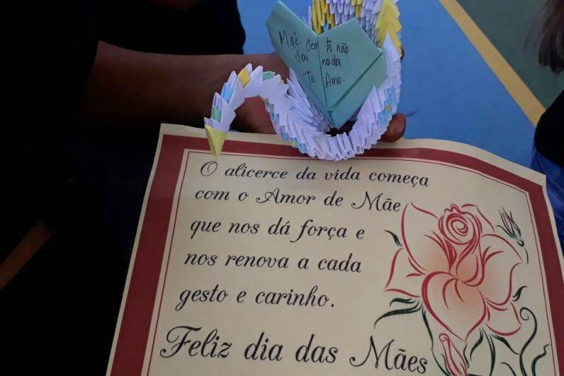 O Dia das Mães na socioeducação é uma data marcada pela emoção de reencontros e pelo fortalecimento dos vínculos afetivos. Pensando nisso, profissionais que atuam nas 15 unidades da Fundação de Atendimento Socioeducativo do Pará (Fasepa), localizadas na Região Metropolitana de Belém e no interior do Estado, promoveram ao longo da última semana uma programação variada, alusiva à data.
FOTO: THIAGO FURTADO / ASCOM FASEPA
DATA: 13.05.2018
ANANINDEUA - PARÁ <div class='credito_fotos'>Foto: THIAGO FURTADO / ASCOM FASEPA | <a href='/midias/2018/originais/6c708392-ba21-4f32-ac8f-0c9bb9881492.jpg' download><i class='fa-solid fa-download'></i> Download</a></div>