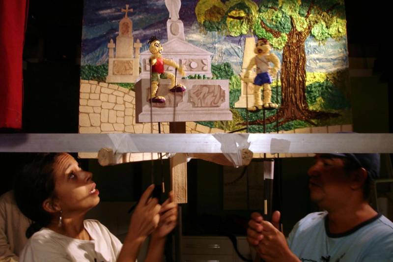 O programa Catalendas ganhou um livro que vai revelar os bastidores da atração exibida entre os anos de 1999 e 2013 pela TV Cultura do Pará. Intitulado "Catalendas: uma história de bonecos na TV", o livro é organizado pela Cultura Rede de Comunicação e será lançado na sexta-feira (21), às 19h, no Cine Líbero Luxardo, em Belém, com programação aberta ao público.

FOTO: ASCOM TV CULTURA
DATA: 19.12.2018
BELÉM - PARÁ <div class='credito_fotos'>Foto: ASCOM / PORTAL CULTURA   |   <a href='/midias/2018/originais/6c770f8d-e29f-44eb-b852-a9f62e7a7504.jpg' download><i class='fa-solid fa-download'></i> Download</a></div>