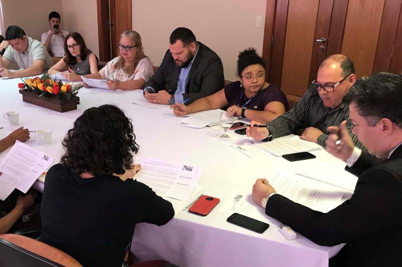 Representantes da Comissão Estadual para a Erradicação do Trabalho Escravo (Coetrae), liderada pela Secretaria de Estado de Justiça e Direitos Humanos (Sejudh), se reuniram na sala da presidência da Associação dos Magistrados do Pará (Amatra 8), em Belém, na terça-feira, 29, para debater e validar o recém-criado Plano Estadual de Erradicação ao Trabalho Escravo. Participaram do encontro representantes da Amatra, Secretaria de Estado de Assistência Social, Trabalho, Emprego e Renda (Seaster), Funpapa, Tribunal Regional do Trabalho, Cáritas, além da Sejudh, através da Coordenadoria de Enfrentamento ao Trafico de Pessoas e Trabalho Escravo (CTETP) e do titular da Sejudh, Michell Durans. Na foto, a coordenadora da CTETP, Leila Silva (camisa preta e óculos) durante a reunião.
FOTO: WAGNER ALMEIDA / ASCOM SEJUDH
DATA: 29.05.2018
BELÉM - PARÁ <div class='credito_fotos'>Foto: Wagner Almeida/ Ascom Sejudh | <a href='/midias/2018/originais/6c787d43-322d-4585-927f-84f5bec0112c.jpg' download><i class='fa-solid fa-download'></i> Download</a></div>