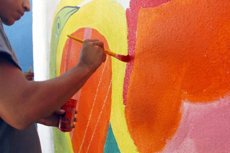 As 14 unidades socioeducativas do Pará promovem a partir desta semana o IV Recreio de Verão Socioeducativo (foto), uma iniciativa que reúne atividades de arte, cultura, esporte e lazer para adolescentes e jovens em privação de liberdade, potencializando as atividades pedagógicas no mês de julho, durante o recesso escolar. Em Marabá, no sudeste paraense, arte-educadores e servidores do Centro de Internação do Adolescente Masculino (Ciam-Marabá) realizam uma série de atividades e oficinas desde esta terça-feira (10). Entre essas atividades estão jogos de futebol, futsal e vôlei, além de oficina de pipa e pintura, artesanato, ações socioambientais, teatro e panificação. A coordenadora do complexo esportivo e cultural Apoena, Marta Santos, informou que as oficinas realizadas na unidade de Marabá são uma extensão das atividades já realizadas nas unidades de Belém, com iniciativas que fortaleçam o processo de ressocialização dos jovens assistidos. “Aqui, em Marabá, estamos potencializando as atividades ao longo da semana, culminando com uma apresentação especial na sexta-feira (13), fruto das atividades realizadas ao longo da semana. Contamos com 57 adolescentes, e atividades sendo realizadas ao longo de todo o mês, um trabalho que eles gostam e se identificam”, afirmou a coordenadora.
FOTO: FRANKLIN SALVADOR / ASCOM FASEPA
DATA: 10.07.2018
BELÉM - PARÁ <div class='credito_fotos'>Foto: FRANKLIN SALVADOR / ASCOM FASEPA | <a href='/midias/2018/originais/6c7ed178-87cd-4afb-8fa0-8376daaefea3.jpg' download><i class='fa-solid fa-download'></i> Download</a></div>
