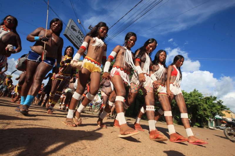 Uma caminhada pelas principais ruas de São Félix do Xingu foi o ponto alto da programação da Semana dos Povos Indígenas nesta quarta-feira (18). Os índios se concentraram em frente à Secretaria Municipal de Cultura, entoando cantos de guerra e dançando na luta por direitos. Uma das principais reivindicações é a retomada de territórios e a gestão ambiental dessas áreas. Durante a passeata, caciques se revezavam proferindo palavras de ordem, enquanto todos seguiam em cadência rumo à Praça do Triângulo, onde ocorre grande parte das atividades. A passeata foi também um protesto contra a exoneração de Franklimberg Ribeiro de Freitas da presidência da Fundação Nacional do Índio (Funai). Ele teria sido demitido pelo presidente Michel Temer a pedido de deputados da bancada ruralista, em Brasília.
FOTO: RODOLFO OLIVEIRA / AG. PARÁ
DATA: 18.04.2018
SÃO FÉLIX DO XINGU - PARÁ <div class='credito_fotos'>Foto: Rodolfo Oliveira/Ag. Pará | <a href='/midias/2018/originais/6c80be4a-9bcf-416e-a5ef-f60b969b9876.jpg' download><i class='fa-solid fa-download'></i> Download</a></div>