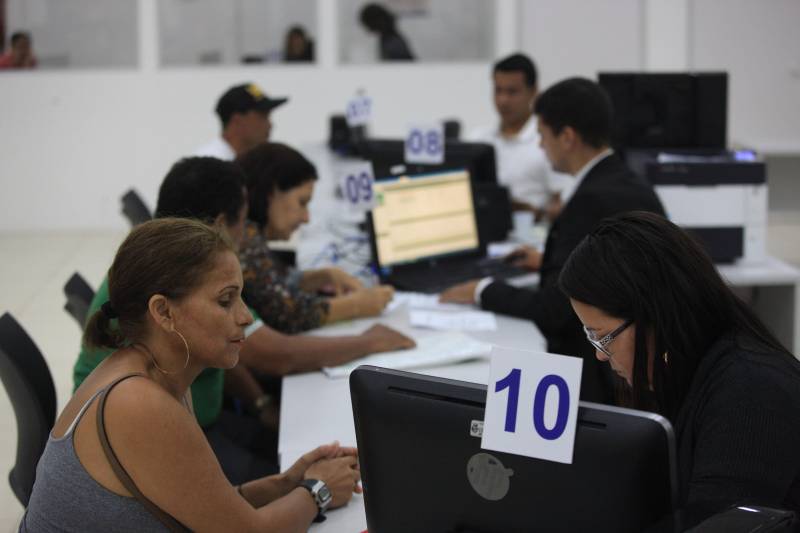 Um lugar que disponibiliza a prestação de vários serviços públicos em um único ambiente, oferecendo atendimento ágil, eficiente e de qualidade. Assim é a Estação Cidadania (foto) que chega ao final deste ano de 2018 com oito postos de atendimento, distribuídos em Belém, Icoaraci, Ananindeua, Marabá, Santarém e Parauapebas. Instituído através do Decreto 153 de 05/07/2011, a Estação Cidadania integra 32 órgãos na prestação de serviços ao cidadão. É possível tirar carteira de identidade, pagar diversas contas, negociar dívidas e até doar sangue, entre outros. O gerenciamento, implantação, instalação, funcionamento e a coordenação do Serviço de Atendimento à População “ESTAÇÃO CIDADANIA” são de responsabilidade da Secretaria de Estado de Administração – SEAD.  Desde 2011 as Estações Cidadania já realizaram mais de 3,1 milhões de atendimentos.

FOTO: SIDNEY OLIVEIRA / AG. PARÁ
DATA: 26.11.2018
BELÉM - PARÁ <div class='credito_fotos'>Foto: Sidney Oliveira/Ag. Pará   |   <a href='/midias/2018/originais/6c849cfc-0a3d-4fb9-8167-4bb3e0261090.jpg' download><i class='fa-solid fa-download'></i> Download</a></div>