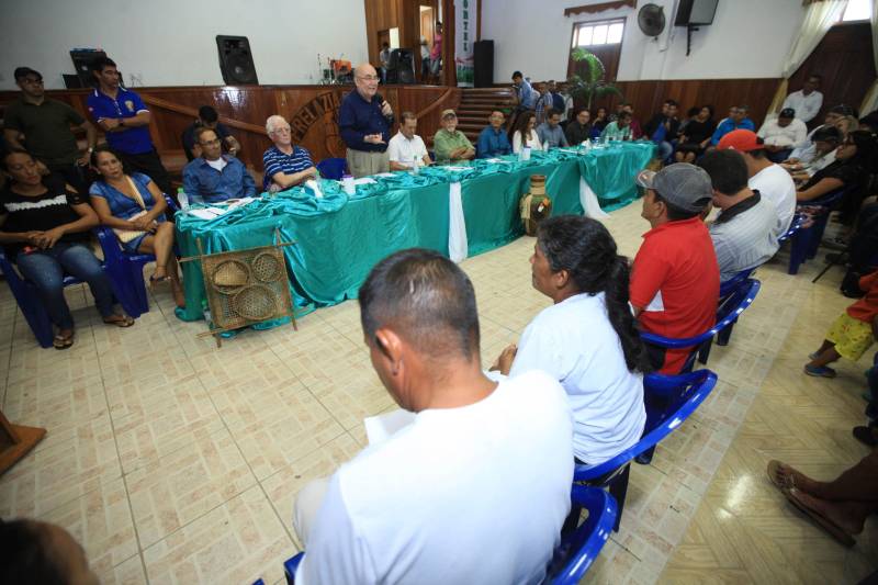 O produtor rural Nilson Corrêa da Silva, 23 anos, mora na comunidade Santo Ezequiel Moreno e produz alimentos em 700 hectares de terra na agrovila Acutipereira, no município de Portel, no arquipélago do Marajó. Mesmo morando e produzindo alimentos na comunidade, ele não possuía título de propriedade de terra. Para beneficiar produtores como Nilson, o governador Simão Jatene entregou, na manhã desta sexta-feira (23), títulos coletivos que beneficiaram mais de mil famílias. Os títulos também beneficiaram comunidades remanescentes de quilombos e povos tradicionais do município marajoara. O Pará foi o Estado que mais titulou áreas em prol dos remanescentes de quilombos no Brasil. Das 170 comunidades tituladas no país, 62 estão no Pará, sendo que destas 53 foram tituladas pelo Instituto de Terras do Pará (Iterpa).

FOTO: MÁCIO FERREIRA / AG. PARÁ
DATA: 23.03.2018
PORTEL - PARÁ <div class='credito_fotos'>Foto: MÁCIO FERREIRA/ AG. PARÁ   |   <a href='/midias/2018/originais/6c8884f2-2a4e-4b42-bf32-b9c7b4e95877.jpg' download><i class='fa-solid fa-download'></i> Download</a></div>