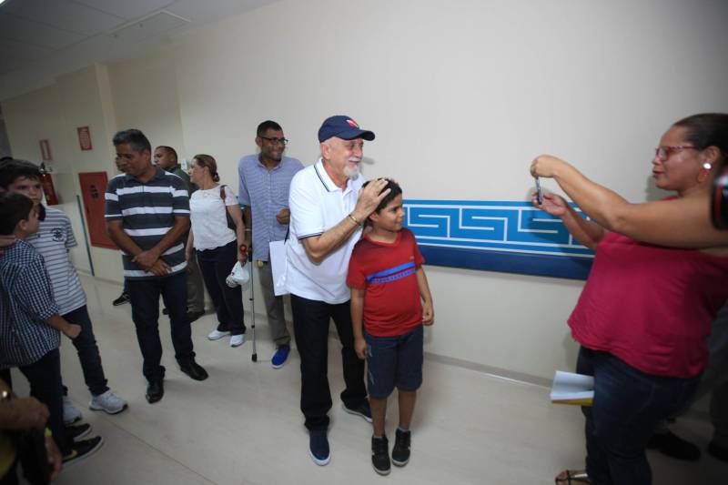 O governador Simão Jatene fez neste domingo (30), às 11 h, uma visita técnica (foto) às instalações do novo Hospital Abelardo Santos, no Distrito de Icoaraci, na Região Metropolitana de Belém. Como fez em Capanema (nordeste do Pará), no novo Hospital Regional dos Caetés, o governador convidou pessoas da comunidade para acompanhá-lo na visita. O objetivo foi mostrar à população que o hospital está pronto para ser inaugurado. "Alguns pequenos detalhes, obrigatórios para a entrada em funcionamento de qualquer hospital, ainda precisam ser feitos, como a assepsia dos ambientes e a calibragem dos equipamentos. Mas o ‘Abelardo’ está pronto, e já é o maior hospital da Região Metropolitana", disse o governador.

FOTO: CRISTINO MARTINS / AG. PARÁ
DATA: 30.12.2018
ICOARACI - PARÁ <div class='credito_fotos'>Foto: Cristino Martins/Ag. Pará   |   <a href='/midias/2018/originais/6c8ad6da-f676-4d5c-8a51-f05fdc081662.jpg' download><i class='fa-solid fa-download'></i> Download</a></div>
