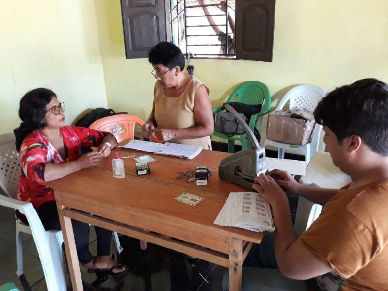 Agricultores familiares da Colônia do Cruzador, a 50 quilômetros de Marapanim, foram beneficiados, nesta sexta-feira (4), com a Caravana Pro Paz Cidadania. No segundo dia de ação na região, os trabalhadores receberam os serviços de emissão de documentos de identidade, entre outros. A ação é realizada por meio de parcerias, com a Polícia Civil, Seaster, Defensoria Pública, entre outros, mas o trabalho se fortalece com a ajuda dos moradores locais que se voluntariam a participar da ação.
FOTO: ASCOM / PRO PAZ
DATA: 04.05.2018
BELÉM - PARÁ <div class='credito_fotos'>Foto: ASCOM PRO PAZ | <a href='/midias/2018/originais/6c8e02a1-b565-4eb7-82f0-413efabdb7bf.jpg' download><i class='fa-solid fa-download'></i> Download</a></div>