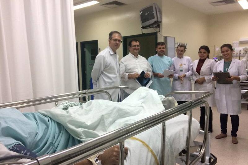 A iniciativa consiste na troca de papeis pelos colaboradores para que conheçam a rotina dos colegas. Na primeira edição, 14 pessoas vivenciaram a experiência, incluindo o diretor-geral da unidade, Valdemir Girato (ao centro de roupa verde), que se tornou, por uma hora, o supervisor da Unidade de Terapia Intensiva Adulto. Na ocasião, ele participou da visita multiprofissional que reúne profissionais de diversas especialidades para discutir o quadro clínico dos pacientes.
FOTO: ASCOM HRSP
DATA: 11.05.2018
MARABÁ - PARÁ <div class='credito_fotos'>Foto: ASCOM HRSP | <a href='/midias/2018/originais/6c8ee666-19fa-4edb-b480-e086078a346e.jpg' download><i class='fa-solid fa-download'></i> Download</a></div>