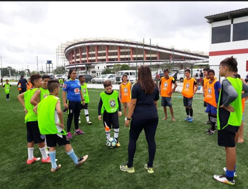 Na manhã de hoje (16) aproximadamente 150 meninos e meninas, com idades entre 9 a 13 anos, participaram do CBF Social, festival de futebol realizado pela Confederação Brasileira de Futebol e que este ano está na terceira edição em Belém. Dentre eles, 40 alunos do Pro Paz nos bairros (foto), polo Mangueirão participaram junto a outras crianças do Festival realizado no Centro Esportivo da Juventude (Ceju). “É sempre muito gratificante retornar à Belém, principalmente agora na final da Copa Verde. Estamos promovendo o Festival CBF Social, para que as crianças aprendam sobre valores, responsabilidade social e outras questões importantes, como a sustentabilidade, reciclagem e preservação ambiental. Deixamos um legado de conhecimento para elas, além, é claro dos materiais utilizados nas atividades. Só tenho agradecer a Fundação Pro Paz e ao Governo do Estado”, finalizou o gerente de desenvolvimento técnico, responsabilidade social e sustentabilidade da CBF, Diogo Netto. Com o objetivo de trabalhar temáticas sociais aliadas ao esporte, os alunos receberam ensinamentos sobre coletividade, respeito ao próximo e ao meio ambiente com a prática do futebol. As atividades relacionam as temáticas e fazem com que as crianças aprendam, brincando.
FOTO: EMANUELE CORRÊA / ASCOM PRO PAZ
DATA: 16.05.2018
BELÉM - PARÁ <div class='credito_fotos'>Foto: EMANUELE CORRÊA / ASCOM PRO PAZ | <a href='/midias/2018/originais/6c90b5e0-8621-45aa-81fd-20355ff4a040.jpg' download><i class='fa-solid fa-download'></i> Download</a></div>