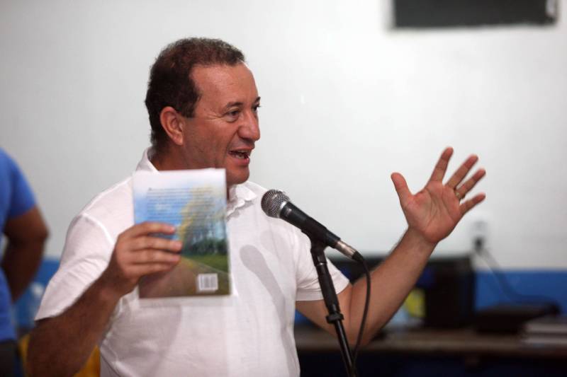 Em Tracuateua, o evento ocorreu no Salão da Marujada. O prefeito Tamariz Cavalcante comentou o trabalho da prefeitura realizado na área de saúde, e que os 4 km de asfaltamento irão contribuir com outra reivindicação dos moradores do município. Na foto, o presidente da Alepa, o deputado Márcio Miranda.
FOTO: SIDNEY OLIVEIRA / AG. PARÁ
DATA: 14.06.2018
TRACUATEUA - PARÁ <div class='credito_fotos'>Foto: Sidney Oliveira/Ag. Pará | <a href='/midias/2018/originais/6c9353a3-ea6d-460c-a270-7c450ea7d9c1.jpg' download><i class='fa-solid fa-download'></i> Download</a></div>