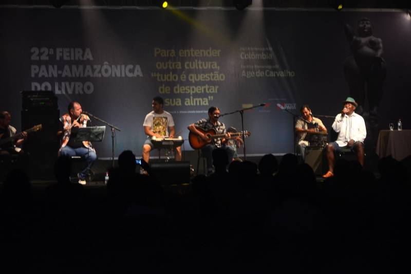 Às 20h30, o público conferiu o show “Carimbozada”, de Mestre Damasceno e Grupo Senta e Peia. Nascido em Salvaterra, no arquipélago do Marajó, pai de nove filhos, cego desde os 19 anos de idade e morador da comunidade quilombola de Vila de Mangueiras, Damasceno recebeu em 2010 o “Prêmio Maria Isabel” do Ministério da Cultura.
FOTO: EUNICE PINTO / ASCOM SECULT
DATA: 07.06.2018
BELÉM - PARÁ <div class='credito_fotos'>Foto: EUNICE PINTO / ASCOM SECULT | <a href='/midias/2018/originais/6c94d3f4-3bfa-45f0-8842-23c0640ab695.jpg' download><i class='fa-solid fa-download'></i> Download</a></div>