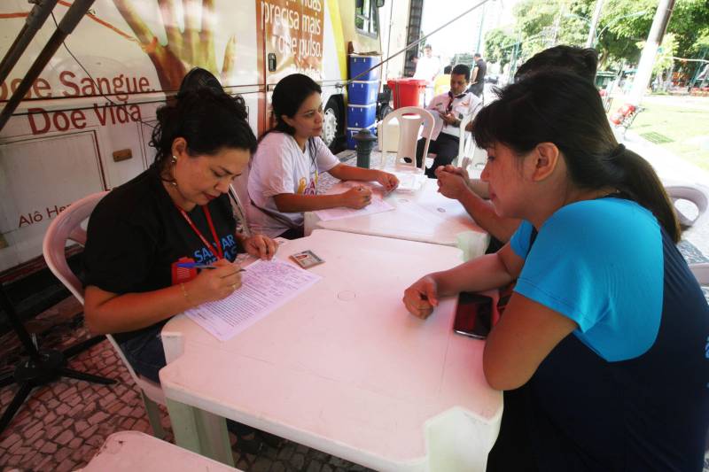 As principais avenidas do centro de Belém ganharam um tom especial e de solidariedade, neste domingo (25), com a “Caminhada pela Vida”, promovida pela Fundação Centro de Hemoterapia e Hematologia (Hemopa), em comemoração ao Dia Nacional do Doador Voluntário de Sangue, festejado na hemorrede brasileira, que é composta por 32 hemocentros.

FOTO: CARLOS SODRÉ/AG. PARÁ
DATA: 25.11.2018
BELÉM - PARÁ <div class='credito_fotos'>Foto: Carlos Sodré /Ag. Pa   |   <a href='/midias/2018/originais/6c973153-221e-4f01-ad86-714cbbea8a07.jpg' download><i class='fa-solid fa-download'></i> Download</a></div>