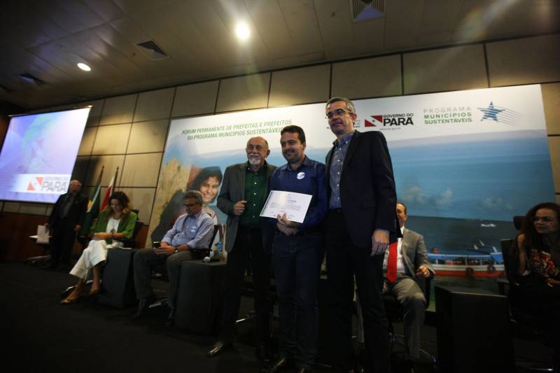 O primeiro dia do Fórum Permanente de Prefeitas e Prefeitos dos Municípios Sustentáveis contou com a participação de 85 prefeitos , 17 vices e 21 secretários municipais dos 141 municípios manifestaram interesse em adotar as diretrizes do programa. Para o governador Simão Jatene (foto), esta grande participação simboliza a união de agentes públicos que colocaram os interesses coletivos acima dos interesses individuais para construir um estado melhor para todos. Com o tema “Gestão Compartilhada”, o evento traz as experiências e os desdobramentos das agendas governamentais que foram planejadas em parceria com as gestões municipais. Através da Secretaria Extraordinária de Municípios Sustentáveis (Semsu) Governo do Pará, por meio da Semsu, investe na capacitação dos municípios para a promoção de uma gestão fiscal eficiente. Para Izabela Jatene, este primeiro dia serviu para sinalizar o quanto os gestores estão preocupados com o equilíbrio da questão fiscal dos municípios e em desenvolver uma governança compartilhada para desenvolver seus municípios.
FOTO: ANTÔNIO SILVA / AG. PARÁ
DATA: 07.02.2018
BELÉM - PARÁ <div class='credito_fotos'>Foto: Antônio Silva/Ag. Pará | <a href='/midias/2018/originais/6c97e70e-b9c9-4c60-b019-07af8cb5b9d6.jpg' download><i class='fa-solid fa-download'></i> Download</a></div>