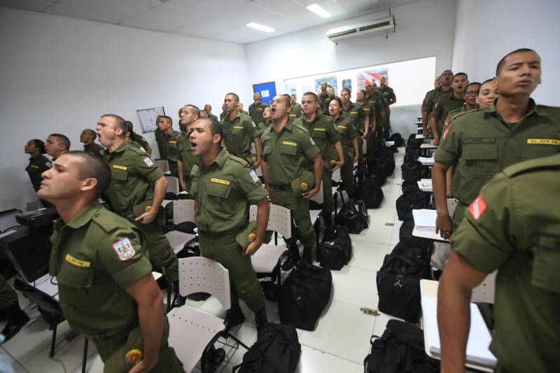“A sociedade está prestes a receber novos policiais, profissionais prontos e treinados para defender o cidadão. Mesmo ainda não tendo encerrado o curso, já me sinto um PM. A instituição pode ter certeza que estarei sempre de pronto-emprego para atender no que ela precisar de mim”. A fala do aluno do Centro de Formação, dita nesta segunda-feira (7) durante uma aula do Curso de Formação e Aperfeiçoamento de Praças (CFAP) da Polícia Militar do Pará, demonstra o sentimento dos cerca de 2 mil homens e mulheres que estão próximos de encerrar o curso e iniciar seus trabalhos nas ruas. Em Belém, na sede do CFAP, estão em fase de conclusão da formação, cerca de 500 alunos (foto), entre homens e mulheres. Já no interior do Estado, outros 1. 500 passam pelo curso que também acontece nos municípios Conceição do Araguaia, Itaituba, Santarém, Marabá, Parauapebas, Castanhal, Santa Izabel do Pará, Tucuruí, Paragominas, Capanema, Bragança, Altamira, Barcarena, Soure e Breves. A previsão é que no início de agosto deste ano, todos já estejam efetivamente nas ruas. Aprovados no último concurso público da instituição, os futuros policiais estão desde outubro de 2017 participando de um novo modelo formação. De acordo com o major Arthur Silva, sub-comandante do CFAP, a mudança na grade do curso quase dobrou o número de horas aula.
FOTO: RODOLFO OLIVEIRA / AG. PARÁ
DATA: 08.05.2018
BELÉM - PARÁ <div class='credito_fotos'>Foto: Rodolfo Oliveira/Ag. Pará | <a href='/midias/2018/originais/6c9dbf7c-951f-4efd-af35-b599f13a7452.jpg' download><i class='fa-solid fa-download'></i> Download</a></div>