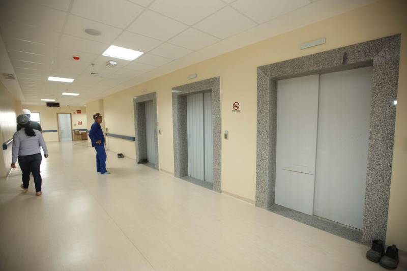 As obras estruturais no Hospital Abelardo Santos, no distrito de Icoaraci, na Grande Belém, já estão quase 100% concluídas. A unidade de saúde será a maior do Pará, com 10 andares, 269 leitos e portas abertas para atender cerca de 2 milhões de pessoas somente na região metropolitana, além de ser mais uma opção para desafogar o atendimento dos municípios da região das ilhas e nordeste do estado. Até o início de dezembro, o hospital, antes com capacidade para 50 leitos em somente um pavimento, será inaugurado. A unidade de saúde está 95% pronta, faltando apenas a instalação dos equipamentos médico-assistenciais e as obras de acabamento do andar térreo.
FOTO: MÁCIO FERREIRA / AG. PARÁ
DATA: 31.10.2018
ICOARACI - PARÁ <div class='credito_fotos'>Foto: MÁCIO FERREIRA/ AG. PARÁ | <a href='/midias/2018/originais/6c9f56f2-b6d4-4848-801d-9285e45b3ebb.jpg' download><i class='fa-solid fa-download'></i> Download</a></div>