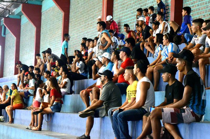 Com medalhas de ouro em handebol, futsal e basquetebol, e prata em voleibol, o município de Mãe do Rio, no nordeste paraense, encerrou sua participação na 2ª etapa Regional dos Jogos Estudantis Paraenses (JEPs) no sábado (12). A participação de Mãe do Rio na competição, que completa 60 anos em 2018, iniciou antes de sua elevação à condição de município, há 30 anos.
FOTO: ELISEU DIAS / ASCOM SEDUC
DATA: 12.05.2018
MÃE DO RIO - PARÁ <div class='credito_fotos'>Foto: Eliseu Dias / Ascom Seduc | <a href='/midias/2018/originais/6cae3996-c03c-4f6a-acec-9e08adfe4f0a.jpg' download><i class='fa-solid fa-download'></i> Download</a></div>