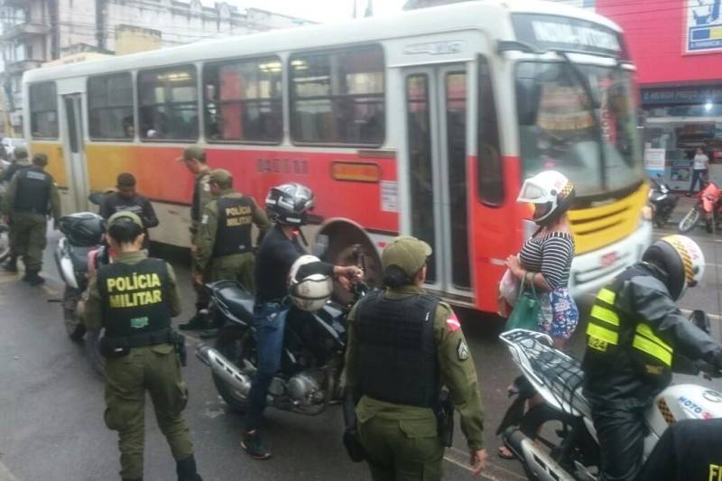 O Comando de Policiamento da Primeira Região (CPR 1), da Polícia Militar do Pará, divulgou nesta sexta-feira (16) dados sobre a Operação Carnaval 2018, realizada em 13 municípios de sua área de abrangência, na região oeste. Durante a operação foram realizadas 10.686 abordagens a veículos e pedestres, registrados três homicídios e oito casos de roubos, seis a menos que os 14 ocorridos no Carnaval de 2017. A operação da PM foi iniciada na última sexta-feira (09) e encerrada na quarta-feira (14). O objetivo foi garantir tranquilidade e segurança às pessoas que foram aproveitar o feriado de Carnaval.
FOTO: SAMUEL ALVARENGA / AG PARÁ
DATA: 16.02.2018
SANTARÉM - PARÁ <div class='credito_fotos'>Foto: SAMUEL ALVARENGA/AG.PARÁ | <a href='/midias/2018/originais/6cb933bd-d9d4-49f7-a597-295505c831cf.jpg' download><i class='fa-solid fa-download'></i> Download</a></div>