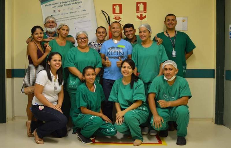 “O Hospital Regional é de primeiro mundo. Pelo tratamento que oferecem, pelos médicos especializados, pela equipe de enfermagem. Eu quero agradecer muito, porque a equipe chegava e a gente estava abatido, desanimado pelo acontecimento, e eles faziam a gente sorrir. Isso é muito importante. Todos que estão internados aqui são bem tratados. Não fui só eu. O atendimento aqui é muito diferenciado em relação aos outros hospitais. A diferença é muito grande”. Mais que uma afirmação ou constatação, as palavras do sargento PM Carlos dos Santos (camisa azul), 53 anos, retratam agradecimento à rede de hospitais públicos do Pará. O sargento, que está na reserva do Grupo Tático Operacional, passou 18 dias internado no Hospital Regional do Baixo Amazonas (HRBA), localizado em Santarém, município do oeste paraense, após ser baleado no pescoço, no último dia 06 de novembro, durante tentativa de assalto. Segundo o relato de Carlos dos Santos, até mesmo os amigos não acreditavam em sua recuperação, devido à gravidade do ferimento. “Os meus amigos jamais imaginaram que eu ia sobreviver. Para eles, eu não tinha mais retorno. Mas eu confiava em Deus”, contou o sargento, que já totalmente recuperado voltou ao hospital, gerido pela Pró-Saúde Associação Beneficente de Assistência Social e Hospitalar, sob um contrato de gestão com a Secretaria de Estado de Saúde Pública (Sespa).

FOTO: ASCOM / HRBA
DATA: 13.12.2018
SANTARÉM - PARÁ
 <div class='credito_fotos'>Foto: Ascom / HRBA   |   <a href='/midias/2018/originais/6cbb612a-d00d-44c0-b64e-bdf167e4b4b4.jpg' download><i class='fa-solid fa-download'></i> Download</a></div>
