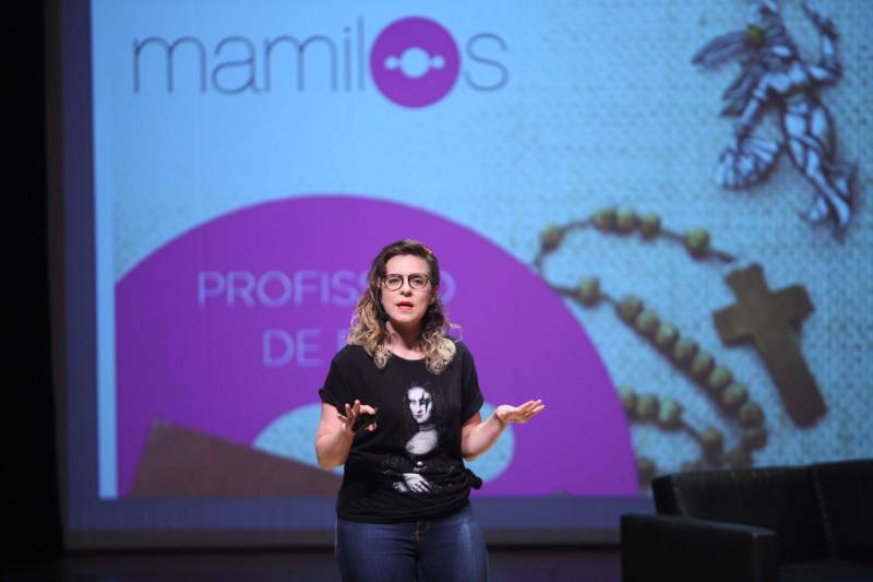 Todas as pessoas que deixaram o teatro onde acontece o Publicom Belém 2018 saíram animadas com o primeiro dia de evento, que encerrou às 20h desta segunda-feira (11). Ter a oportunidade de conhecer mais sobre temas atuais, conhecer de perto profissionais de sucesso da área de comunicação e trocar experiências com estudantes e outros profissionais da área foram os benefícios mais citados por quem participou do evento, que já acontece desde 2013. Na foto, Ju Wallaer, publicitária gaúcha e co-criadora do podcast “Mamilos”.
FOTO: THIAGO GOMES / AG. PARÁ
DATA: 11.06.2018
BELÉM - PARÁ <div class='credito_fotos'>Foto: Thiago Gomes /Ag. Pará | <a href='/midias/2018/originais/6cbd3405-5b8b-4f33-9c9d-6593ea8bd185.jpg' download><i class='fa-solid fa-download'></i> Download</a></div>