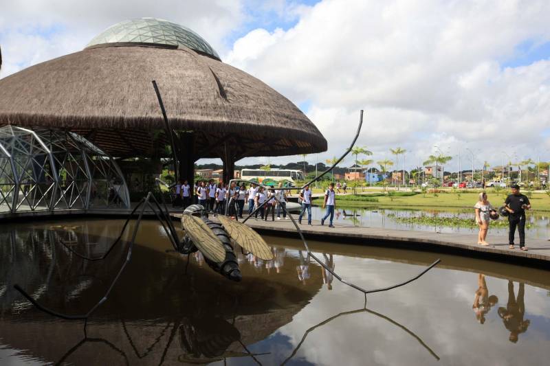 Olha, mãe, o mosquito que dá doença. Água parada dá dengue, né?”. Foram essas as palavras da pequena Valentina Marie, de apenas 2 anos e oito meses, ao avistar a escultura em forma de um mosquito, instalada no lago do Parque Estadual do Utinga (Peut). Com a simplicidade genuína das crianças, ela traduziu a proposta de arte educativa da peça que vem virando atração no novo ponto turístico do Estado. Na manhã da última quinta-feira (22), a escultura em fibra de vidro mais uma vez chamou atenção, dessa vez de estudantes das redes municipal e estadual, que participaram da primeira visita técnica ao parque. A visita ao Parque do Utinga fez parte das atividades da V Conferência Nacional Infantojuvenil pelo Meio Ambiente, que este ano trabalha o tema “Vamos cuidar do Brasil cuidando das águas” e vem mobilizando educadores em projetos de educação ambiental. Durante a excursão, os estudantes ouviram sobre a importância do espaço como uma unidade de conservação estadual, criada para preservar ecossistemas e mananciais, como os lagos Bolonha e Água Preta, que abastecem cerca de 70% da população de Belém.
FOTO: SIDNEY OLIVEIRA / AG. PARÁ
DATA: 23.03.2018
BELÉM - PARÁ <div class='credito_fotos'>Foto: Sidney Oliveira/Ag. Pará | <a href='/midias/2018/originais/6cc1e454-06d9-4dca-a308-ccd946f63260.jpg' download><i class='fa-solid fa-download'></i> Download</a></div>