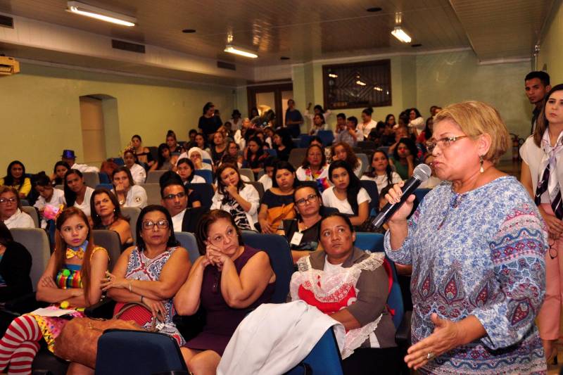 Uma roda de conversa no auditório da Santa Casa sobre Prevenção e Diagnóstico do Câncer de Colo do Útero marcou o início, nesta segunda-feira (12), da campanha Março Lilás. O evento tem como slogan “O Pará unido na Prevenção e Diagnóstico do Câncer de Colo do Útero” e integra a rede de assistência para o controle do câncer de colo do útero no Pará. Promovido pela Secretaria de Estado de Saúde Pública (Sespa), por meio do Núcleo de Apoio à Gestão na Atenção à Mulher no Controle do Câncer de Colo de Útero e Mama (Nagam), com o apoio do Comitê Estadual de Controle do Câncer do Colo do Útero e Mama, Regionais de Saúde e municípios paraenses, a iniciativa quer chamar a atenção das paraenses sobre a importância de fazer periodicamente o exame preventivo para detecção precoce desse tipo de câncer.
FOTO: JOSÉ PANTOJA / ASCOM SESPA
DATA: 12.03.2018
BELÉM - PARÁ <div class='credito_fotos'>Foto: José Pantoja / Ascom Sespa | <a href='/midias/2018/originais/6cc370aa-8db9-4405-9551-43945341d579.jpg' download><i class='fa-solid fa-download'></i> Download</a></div>