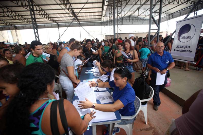 O governo do Pará, por meio da Companhia de Habitação do Pará (Cohab) entregou, neste sábado (24), as chaves dos 4 mil apartamentos do Residencial Viver Melhor Marituba. O local passa a ser, agora, a moradia de mais de 15 mil pessoas que aguardavam pelo empreendimento. Desde o início da manhã, servidores da Cohab estavam a postos, na quadra de esportes do Residencial, organizando a entrega das chaves dos apartamentos. A Companhia de Saneamento do Pará (Cosanpa) também atendia os novos moradores, que já podiam realizar o cadastro de suas unidades de consumo para ligação do fornecimento de água.
FOTO: THIAGO GOMES / AG PARÁ
DATA: 24.02.2018
MARITUBA - PARÁ <div class='credito_fotos'>Foto: Thiago Gomes /Ag. Pará | <a href='/midias/2018/originais/6ccbe0d9-5dd2-4842-9837-7bfbab7cf170.jpg' download><i class='fa-solid fa-download'></i> Download</a></div>