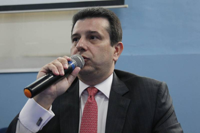 A Superintendência do Sistema Penitenciário do Estado (Susipe), por meio da Escola de Administração Penitenciária (EAP), promoveu, nesta quinta-feira (1), um workshop para discutir as diretrizes do monitoramento eletrônico no Pará. Atualmente, o Estado tem um total de 1.558 presos monitorados com uso da tornozeleira eletrônica, sendo 205 do sexo feminino e 1.353 do sexo masculino. O evento aconteceu no auditório da Ordem dos Advogados (OAB) seção Pará, em Belém, e contou com a presença de membros do Tribunal de Justiça, Ministério Público, Defensoria Pública, Polícias Militar e Civil, OAB, servidores do Núcleo Gestor de Monitoramento Eletrônico (NGME), da Diretoria de Execução Criminal (DEC) e Diretoria de Administração Penitenciária (DAP) da Susipe, além de estudantes e demais profissionais. O objetivo do workshop foi promover o debate sobre os serviços de monitoração eletrônica, assegurando o acompanhamento adequado na garantia do cumprimento da pena, além de promover a trocas de saberes e parcerias. Na foto, Marcelo Almeida.
FOTO: AKIRA ONUMA / ASCOM SUSIPE
DATA: 01.03.2018
BELÉM - PARÁ <div class='credito_fotos'>Foto: Akira Onuma / Ascom Susipe | <a href='/midias/2018/originais/6ccc14d6-d591-4d9a-8141-c25f387d1f39.jpg' download><i class='fa-solid fa-download'></i> Download</a></div>