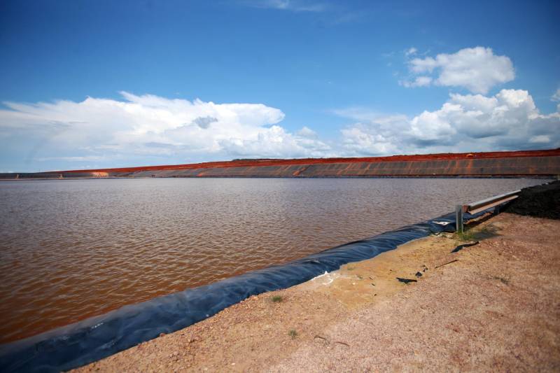 Por conta do não cumprimento do prazo de 48 horas dado pelo Governo do Estado para que a Hydro (foto) reduzisse os níveis das bacias de resíduos ao nível de pelo menos um metro, a Secretaria de Meio Ambiente e Sustentabilidade (Semas) notifica a empresa, na manhã desta terça-feira (27), com a determinação de que reduza a produção da refinaria em 50%. A Semas também triplicará a multa definida anteriormente, cumprindo a legislação ambiental em vigor, chegando a cerca de R$ 1 milhão por dia de descumprimento (300 mil Unidades de Padrão Fiscal). A empresa informou formalmente que reduziu os índices, mas não integralmente no total determinado de um metro. A determinação de redução emitida pela Semas reforça ainda que devem ser mantidos e ampliados os esforços para tratamento dos efluentes e de redução dos níveis das bacias. As equipes da Semas permanecem em campo 24 horas, trabalhando em conjunto com a Defesa Civil e outros órgãos, monitorando a situação.
FOTO: IGOR BRANDÃO / AG. PARÁ
DATA: 24.02.2018
BARCARENA - PARÁ <div class='credito_fotos'>Foto: IGOR BRANDÃO / AG. PARÁ | <a href='/midias/2018/originais/6cd58720-9821-4758-8418-c7f8bd7a4448.jpg' download><i class='fa-solid fa-download'></i> Download</a></div>