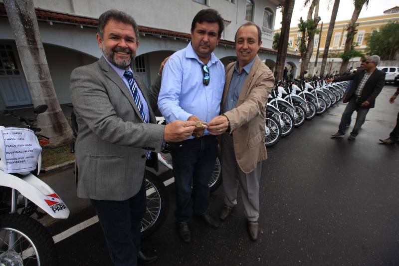 Quase R$ 2 milhões em equipamentos para o combate a malária no Pará foram distribuídos, nesta quarta-feira (7), em cerimônia no Palácio do Governo, em Belém. No total 38 microscópios, 21 motocicletas e 9 caminhonetes foram entregues, pelo governador Simão Jatene, a representantes de 11 municípios beneficiados, de diferentes regiões do Pará. Na ocasião, o governo também homenageou servidores estaduais que atuam há mais de 30 anos no combate a endemias e dedicaram anos de profissionalismo, compromisso e responsabilidade com o trabalho na Vigilância em Saúde Pública do Estado do Pará.
FOTO: MÁCIO FERREIRA / AG. PARÁ
DATA: 07.03.2018
BELÉM - PARÁ <div class='credito_fotos'>Foto: Antônio Silva/Ag. Pará | <a href='/midias/2018/originais/6ce199b2-17fc-40fc-885a-03da18a77138.jpg' download><i class='fa-solid fa-download'></i> Download</a></div>