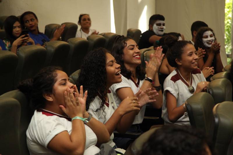 A culminância do Projeto Direitos Humanos em Cena e do Programa Trabalho Justiça e Cidadania (TJC), desenvolvidos com alunos da rede pública de ensino de Belém, ocorreu na manhã desta terça-feira (20). As ações são realizadas pelo Governo do Pará, por meio da Secretaria de Estado de Justiça e Diretos Humanos (Sejudh)/Coordenadoria de Enfrentamento ao Tráfico de Pessoas e ao Trabalho Escravo, em parceria com o Tribunal de Justiça do Pará e Associação dos Magistrados da Justiça do Trabalho (Amatra 8).
FOTO: WAGNER ALMEIDA / ASCOM SEJUDH
DATA: 20.11.2018
BELÉM - PARÁ
<div class='credito_fotos'>Foto: Wagner Almeida/ Ascom Sejudh | <a href='/midias/2018/originais/6cecbf09-445d-4517-9e47-bb92e9fd7aba.jpg' download><i class='fa-solid fa-download'></i> Download</a></div>
