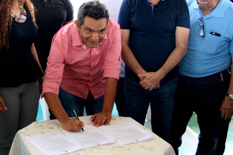 A agenda da Secretaria Extraordinária de Municípios Sustentáveis (Semsu) nas regiões Sul e Sudeste do Pará foi encerrada no sábado (12) nos municípios de Pau D’Arco, Rio Maria e Xinguara. O último dia de programação na região começou no município de Pau D’Arco, com a assinatura de convênio para reforma e ampliação da Escola Municipal Paulo Hannemann. O investimento totaliza R$ 2.812.850,10, sendo R$ 112.850,10 de contrapartida da Prefeitura. Na ocasião, o prefeito de Pau D’Arco, Fredson Pereira da Silva (foto), agradeceu mais um convênio firmado com o Estado.
FOTO: ANTONIO MACEDO / DIVULGAÇÃO
DATA: 12.05.2018
PAU D´ARCO - PARÁ <div class='credito_fotos'>Foto: ANTONIO MACEDO / DIVULGAÇÃO | <a href='/midias/2018/originais/6cefe69d-7d22-481b-a404-7f2c436f7c08.jpg' download><i class='fa-solid fa-download'></i> Download</a></div>