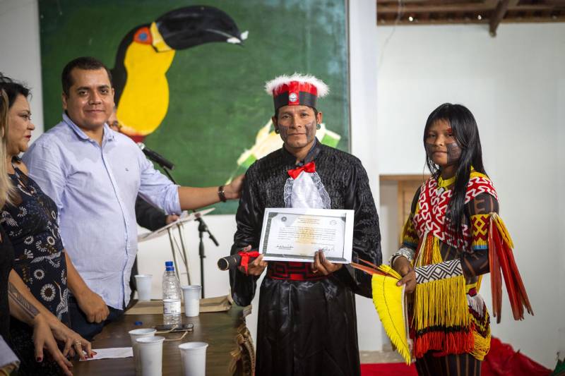 Cerimônia de outorga de grau aos 15 indígenas integrantes da primeira turma do povo Kayapo do curso de licenciatura intercultural indígena da Uepa, na manhã desta quinta-feira, 06, em São Félix do Xingu.

FOTO: NAILANA THIELY / ASCOM UEPA
DATA: 06.11.2018
SÃO FÉLIX DO XINGU - PARÁ <div class='credito_fotos'>Foto: Nailana Thiely / Ascom Uepa   |   <a href='/midias/2018/originais/6cfdb4e6-b4f3-465f-9756-b124dc99301e.jpg' download><i class='fa-solid fa-download'></i> Download</a></div>